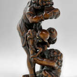 A CARVED WOOD NETSUKE OF ASHINAGA AND TENAGA - Foto 3