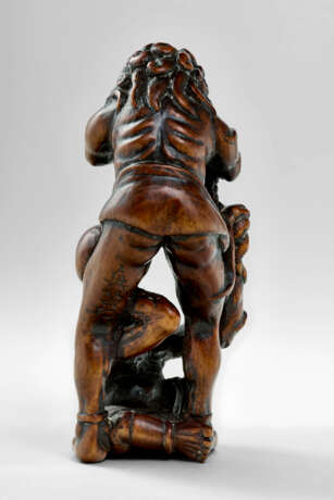 A CARVED WOOD NETSUKE OF ASHINAGA AND TENAGA - Foto 4