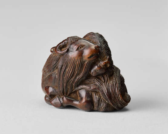 A CARVED WOOD NETSUKE OF A PARENT AND CHILD GOAT - Foto 1