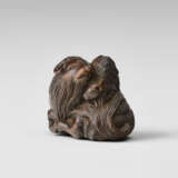 A CARVED WOOD NETSUKE OF A PARENT AND CHILD GOAT - фото 2