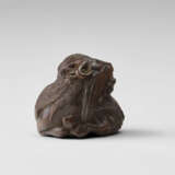 A CARVED WOOD NETSUKE OF A PARENT AND CHILD GOAT - Foto 3