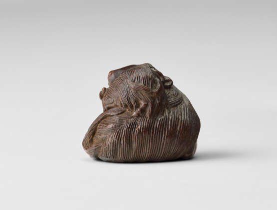 A CARVED WOOD NETSUKE OF A PARENT AND CHILD GOAT - фото 4