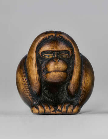 A CARVED WOOD NETSUKE OF A MONKEY - Foto 1