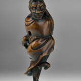 A CARVED WOOD NETSUKE OF A DEMON (ONI) - Foto 1