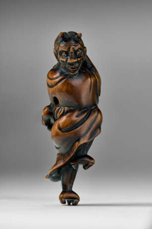 A CARVED WOOD NETSUKE OF A DEMON (ONI) - Foto 1