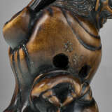 A CARVED WOOD NETSUKE OF A DEMON (ONI) - Foto 5