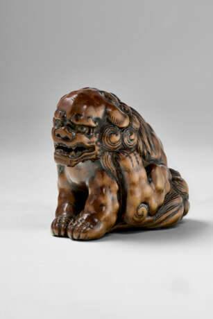 A CARVED WOOD NETSUKE OF A SHISHI (LION-DOG) - Foto 1