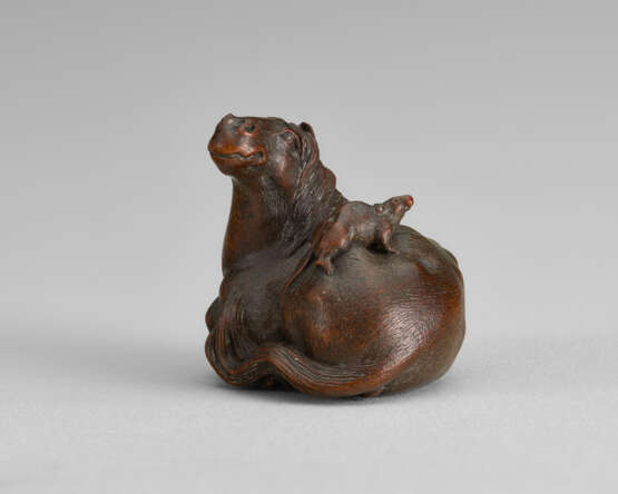 A CARVED WOOD NETSUKE OF A HORSE AND RAT - Foto 1