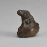 A CARVED WOOD NETSUKE OF A HORSE AND RAT - фото 2