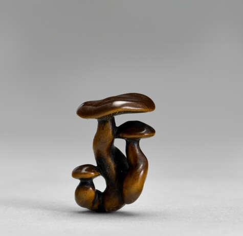 A CARVED WOOD NETSUKE OF MUSHROOMS - photo 1