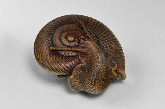 A CARVED WOOD NETSUKE OF A SNAIL - фото 1