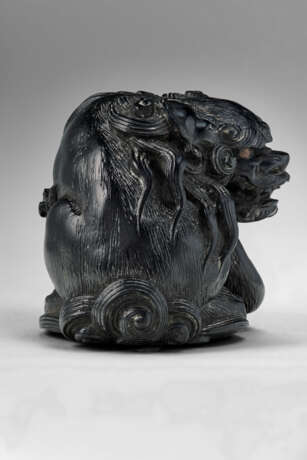 A CARVED WOOD NETSUKE OF A SHISHI HOLDING A BALL - фото 3