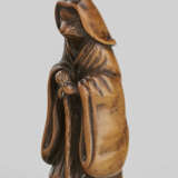 A CARVED WOOD NETSUKE OF HAKUZOSU - photo 2