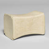 A WHITE PORCELAIN PILLOW - Foto 1