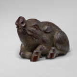 A CARVED WOOD NETSUKE OF A BOAR - фото 1