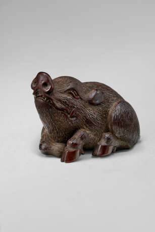 A CARVED WOOD NETSUKE OF A BOAR - фото 1