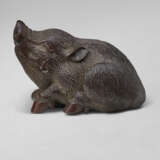 A CARVED WOOD NETSUKE OF A BOAR - фото 2