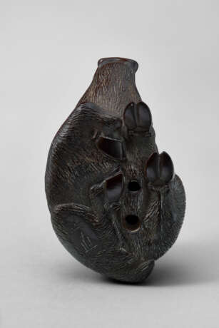 A CARVED WOOD NETSUKE OF A BOAR - фото 3