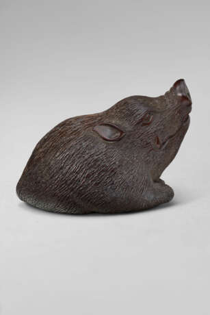 A CARVED WOOD NETSUKE OF A BOAR - фото 4