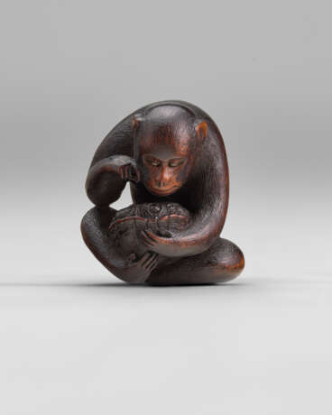 A CARVED WOOD NETSUKE OF A MONKEY - фото 1