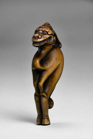 A CARVED WOOD NETSUKE OF A RAIN DRAGON - Foto 3