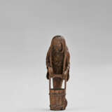 A CARVED WOOD NETSUKE OF THE GHOST OIWA - Foto 1