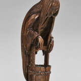 A CARVED WOOD NETSUKE OF THE GHOST OIWA - Foto 2