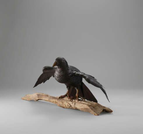 AN IRON ARTICULATED SCULPTURE OF A CROW - фото 1