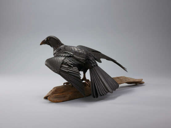 AN IRON ARTICULATED SCULPTURE OF A CROW - фото 2