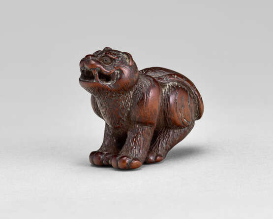 A CARVED WOOD NETSUKE OF TIGER - фото 1