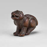 A CARVED WOOD NETSUKE OF TIGER - фото 1