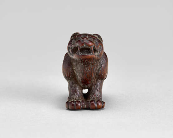 A CARVED WOOD NETSUKE OF TIGER - фото 2