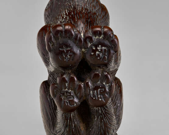 A CARVED WOOD NETSUKE OF TIGER - фото 3