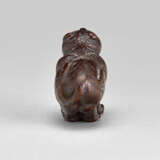 A CARVED WOOD NETSUKE OF TIGER - фото 4