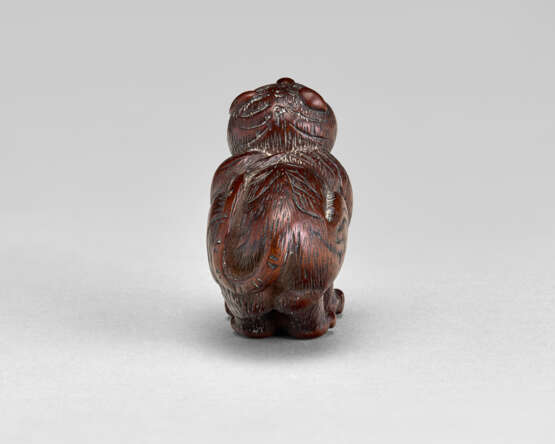 A CARVED WOOD NETSUKE OF TIGER - Foto 4