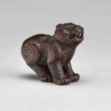 A CARVED WOOD NETSUKE OF TIGER - Foto 5