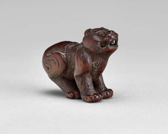 A CARVED WOOD NETSUKE OF TIGER - фото 5