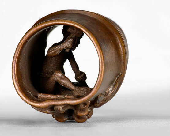 A CARVED WOOD NETSUKE OF A BAMBOO NOD - Foto 4