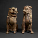 A PAIR OF CARVED WOOD SCULPTURES OF KOMA-INU (LION DOG) - Foto 1