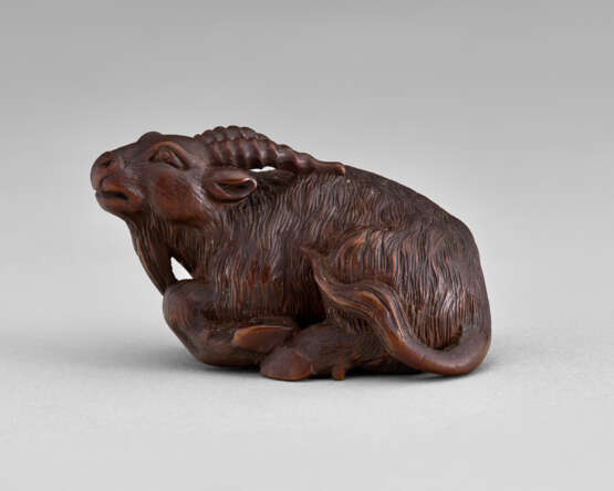 A CARVED WOOD NETSUKE OF A GOAT - фото 2