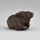 A CARVED WOOD NETSUKE OF A GOAT - фото 3