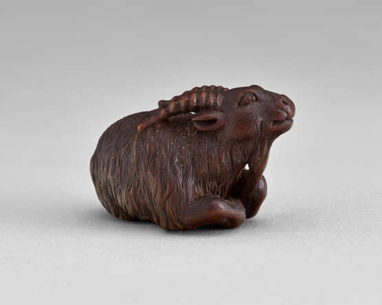 A CARVED WOOD NETSUKE OF A GOAT - фото 3