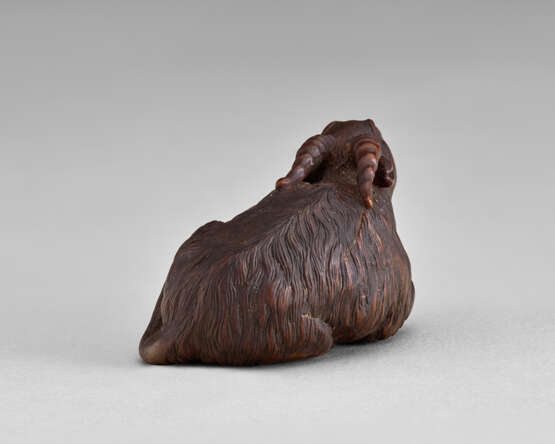 A CARVED WOOD NETSUKE OF A GOAT - фото 4