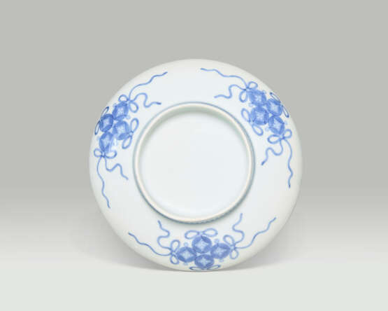 A CIRCULAR PORCELAIN DISH - фото 2