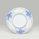 A CIRCULAR PORCELAIN DISH - фото 2