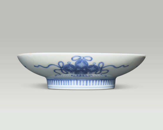 A CIRCULAR PORCELAIN DISH - photo 3