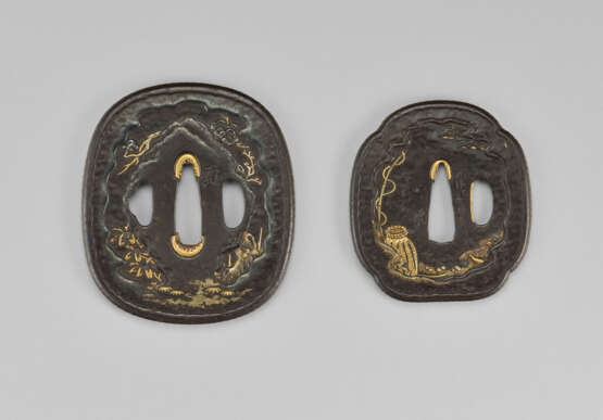 A PAIR OF SOFT-METAL-INLAID IRON TSUBA - Foto 2