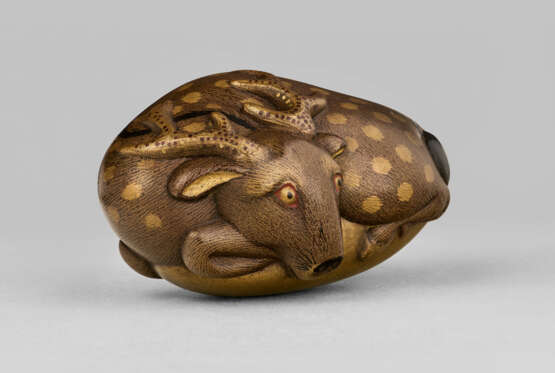 A LACQUER NETSUKE OF A DEER - Foto 3