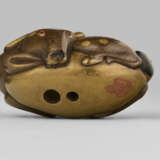 A LACQUER NETSUKE OF A DEER - Foto 5