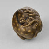 A LACQUER NETSUKE OF A DEER - фото 8